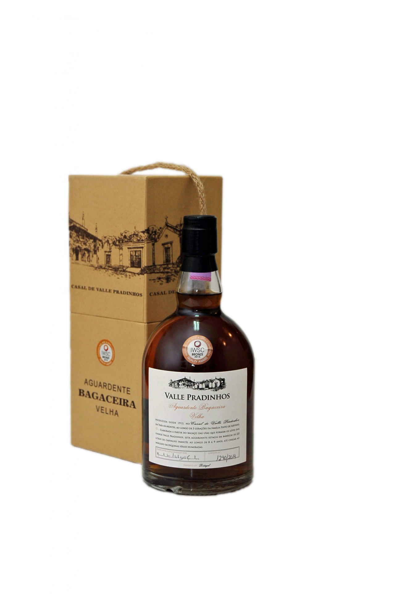 Valle Pradinhos Aguardente Bagaceira Velha Garrafa de aguardente velha com caixa castanha na imagem