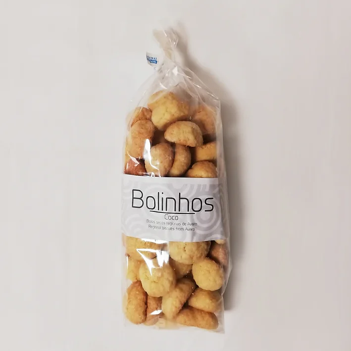 Bolinhos de Coco Biscoito Pacote transparente com bolinhos de côco dourados e etiqueta branca