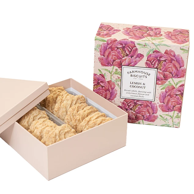 Caixa Flores Bolachas Limão e Coco Farmhouse Biscuits Caixa bege aberta com bolachas ao lado de embalagem floral com texto FARMHOUSE BISCUITS LEMON & COCONUT