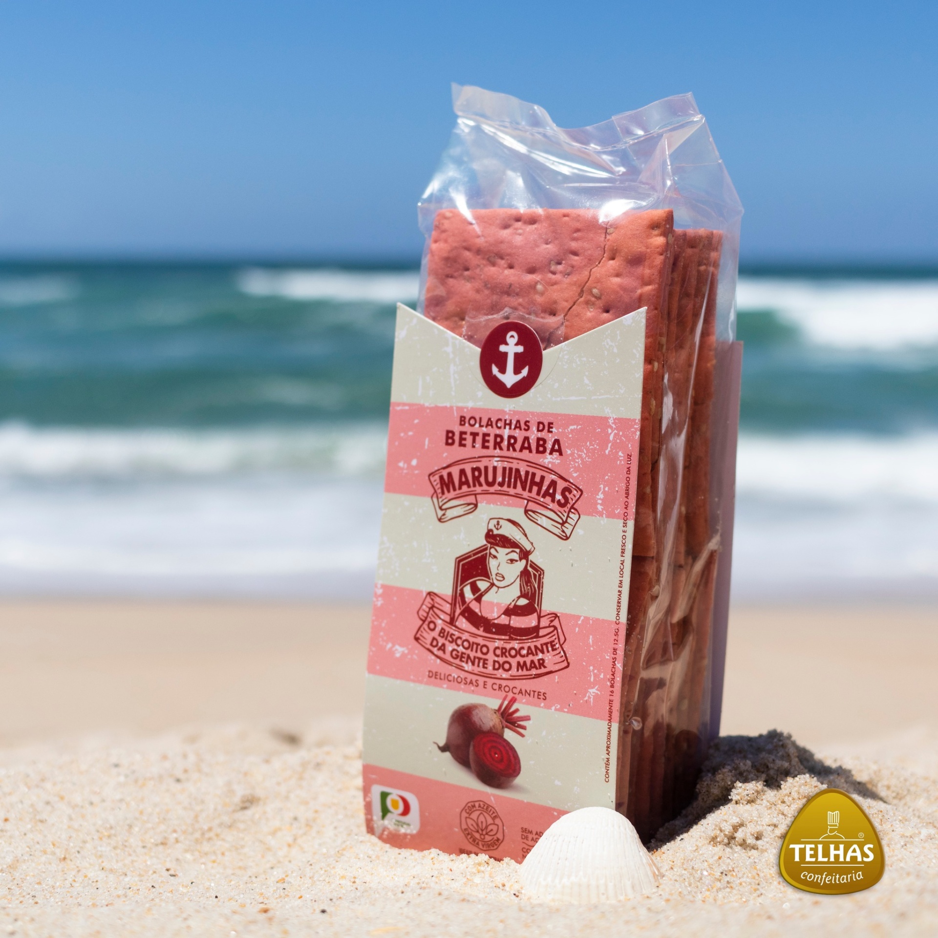 Telhas Confeitaria Maruijinhas de Beterraba Bolacha Pacote de bolachas de beterraba na areia com mar ao fundo