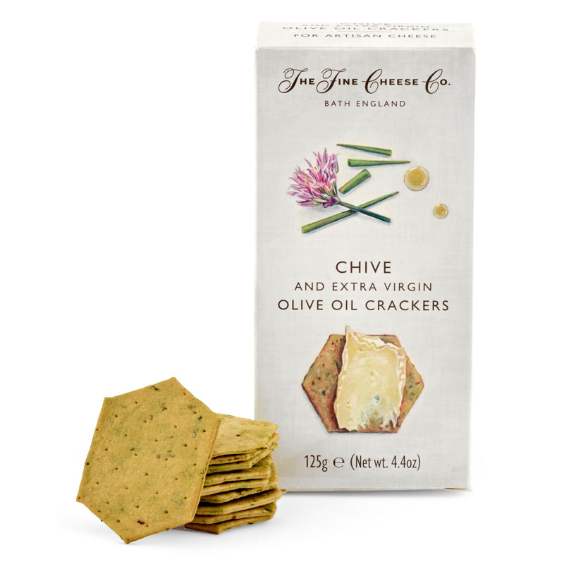 The Fine Cheese Co. Crackers com Cebolinho Embalagem branca de bolachas de cebolinho e azeite com bolachas hexagonais verdes