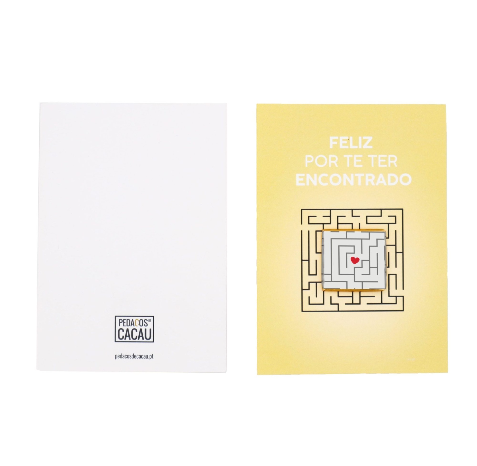 Pedaços de Cacau Postal com uma Napolitana "Feliz Por te Ter Encontrado" de Chocolate Negro Dois cartões, um amarelo com labirinto e texto, outro branco com logotipo Pedacos de Cacau