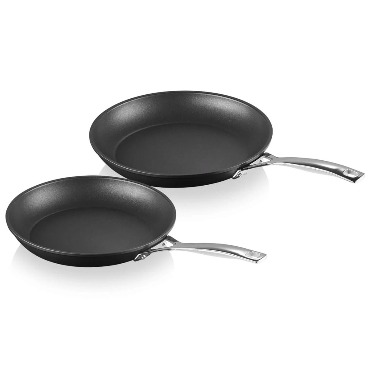 Le Creuset Set 2 Frigideiras Baixas de Alumínio Antiaderente Utensílios Dois tachos antiaderentes pretos com cabos metálicos prateados