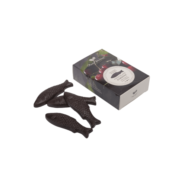 Maria Chocolate Lata Sardinhas de Chocolate com Ginja de Óbidos Chocolate Fabrico Artesanal Peixes de chocolate escuro e caixa com etiqueta circular e texto