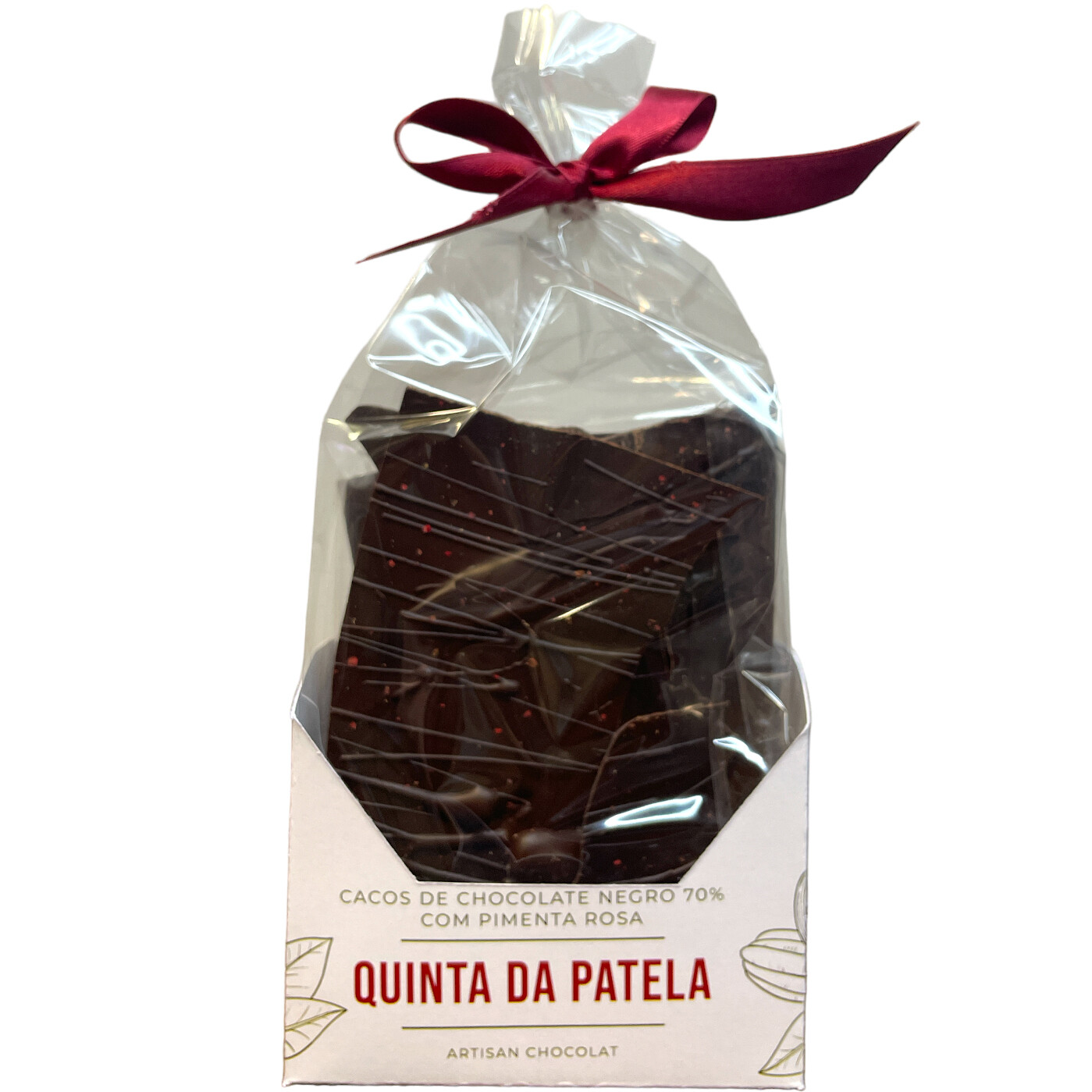 Quinta da Patela Cacos de Chocolate Negro 70% com Pimenta Rosa Pacote transparente de chocolate preto com fita vermelha e base branca com texto e desenhos