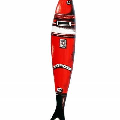 Escultura decorativa em madeira em forma de peixe vermelha e preta