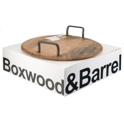Prato giratório em madeira com alças metálicas pretas sobre caixa Boxwood & Barrel
