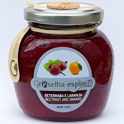 Frasco de molho vermelha com tampa metálica e etiqueta com beterraba e laranja