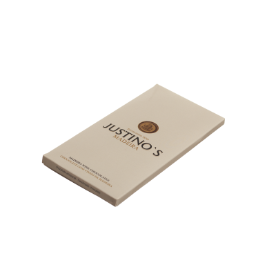 Tablete de chocolate Justino's Madeira em embalagem bege com texto castanho