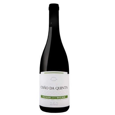 Garrafa de vinho tinto com rótulo branco e texto em preto e verde