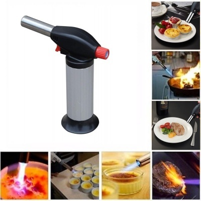 Maçarico culinário preto e prateado com uso em cozinha