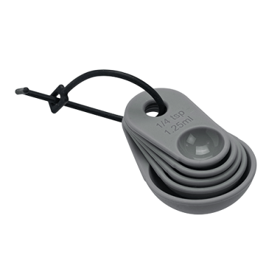 Conjunto cinzento de colheres medidoras de plástico com cordão preto