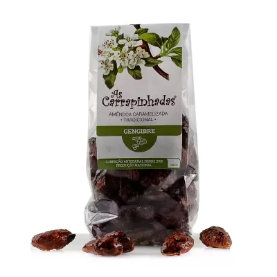 Pacote transparente de amêndoas caramelizadas com etiqueta branca e verde da marca As Carrapinhadas