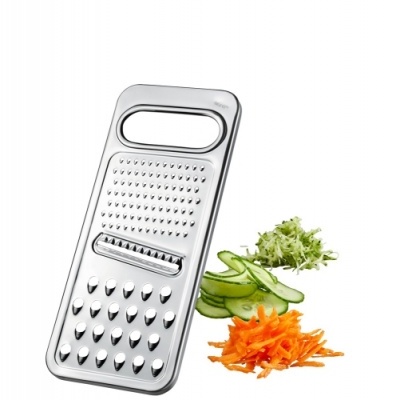 Ralador de metal com legumes ralados