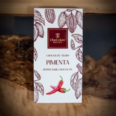 Embalagem de chocolate preto com pimenta da marca ChoColate Boutique com ilustrações de cacau e pimentos