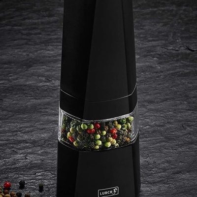 Moedor de pimenta preto com especiarias visíveis e marca LURCH.