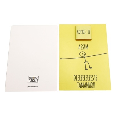 Cartão amarelo com mensagem de amor e logotipo de Pedacos de Cacau