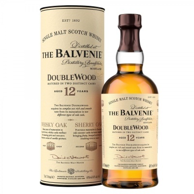 Garrafa de whisky The Balvenie DoubleWood 12 anos com embalagem cilíndrica creme e texto preto e castanho