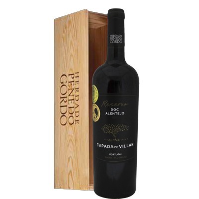 Garrafa de vinho tinto com rótulo preto e caixa de madeira clara gravada