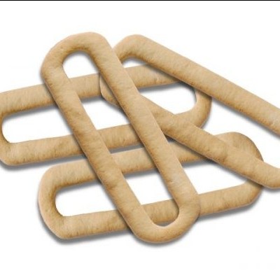 Acessórios ovais entrelaçados em madeira clara