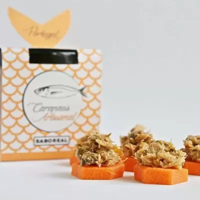 Pacote de conserva e porções sobre fatias de cenoura