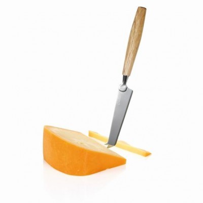 Faca com cabo de madeira cortando queijo amarelo