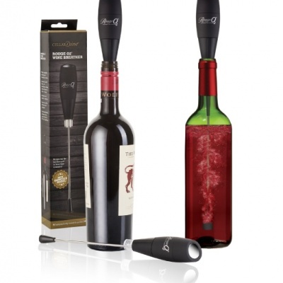 Garrafas de vinho com aerador preto e caixa do produto