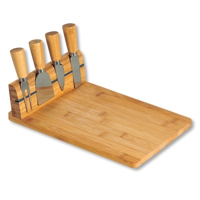 Tábuas de cortar com facas de queijo em madeira