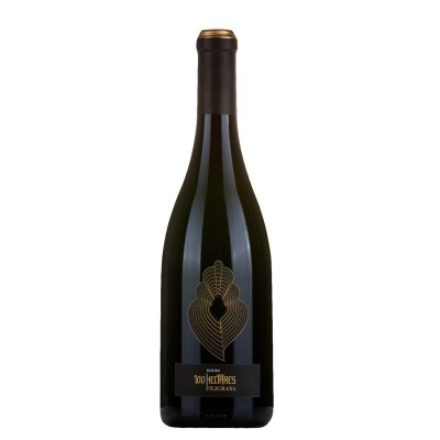 Garrafa de vinho escura com rótulo preto e dourado sobre fundo branco