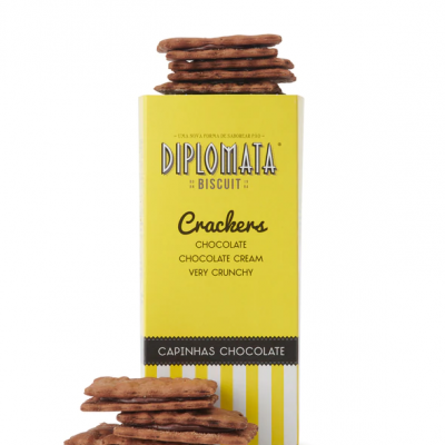 Caixa amarela de bolachas chocolate com várias bolachas empilhadas em fundo branco