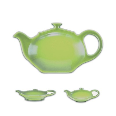 Conjunto de prato e base em cerâmica verde com formato de bule de chá
