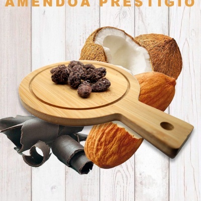 Amêndoas, coco, chocolate e frutos secos com tábua de madeira