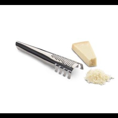 Ralador de queijo em metal prateado com queijo ralado e bloco de queijo amarelo