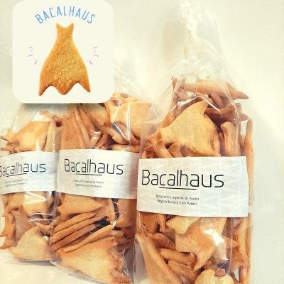 Bolsas transparentes com bolachas douradas e etiquetas 'Bacalhaus'