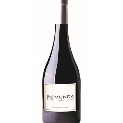 Garrafa de vinho Munda Touriga Nacional com rótulo branco e cápsula prateada