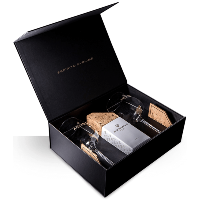 Caixa preta aberta com dois copos de vidro e embalagem branca dentro