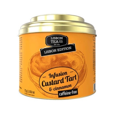 Lata de chá de infusão sabor tarte de creme e canela, sem cafeína, com rótulo laranja e tampa dourada.