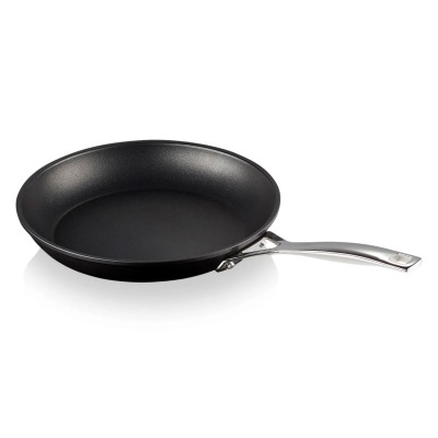 Frigideira antiaderente preta com cabo de aço inoxidável