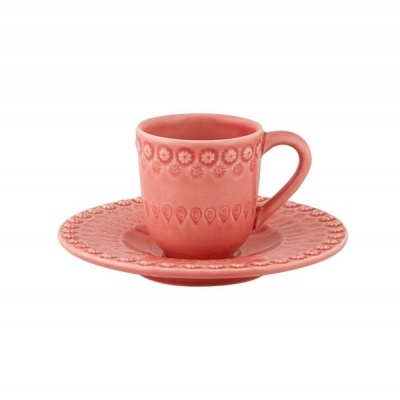 chávena e prato cor de coral com padrão texturizado de flores e gotas