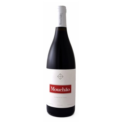 Garrafa de vinho tinto Mouchão com rótulo branco e texto em vermelho
