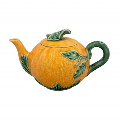 Chaleira cerâmica em forma de laranja laranja com folhas verdes