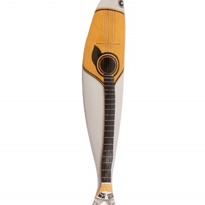 Boneco em forma de peixe com estampa de guitarra