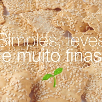 Bolachas finas cobertas de sementes de sésamo com texto em português