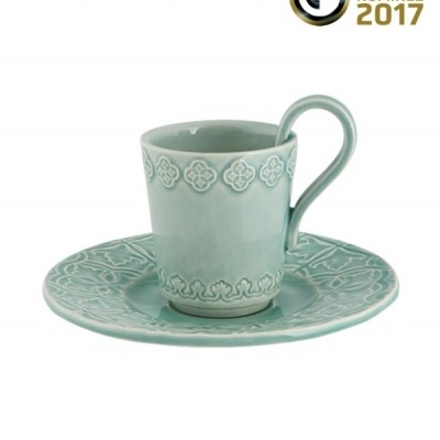 Conjunto de chávenas com pires azul-claro decorados com padrões em relevo