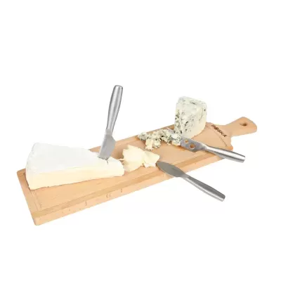 tábua de queijos com três tipos de queijo e manteiga com várias facas