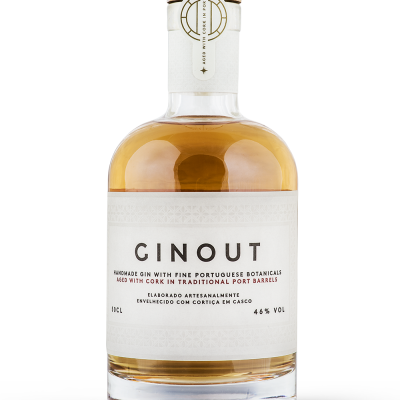 Garrafa de gin Ginout de vidro com rótulo branco e rolha de cortiça