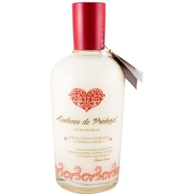 Garrafa de licor branco com tampa vermelha e etiqueta decorativa vermelha e dourada