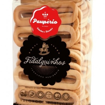 Pacote transparente de biscoitos Fidalguinhos da marca Paupério com rótulo vermelho e preto