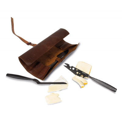Conjunto para queijo com bolsa de couro e duas facas pretas sobre fundo branco