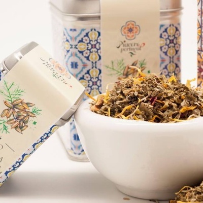 Chá em folhas soltas com embalagens decoradas em fundo claro